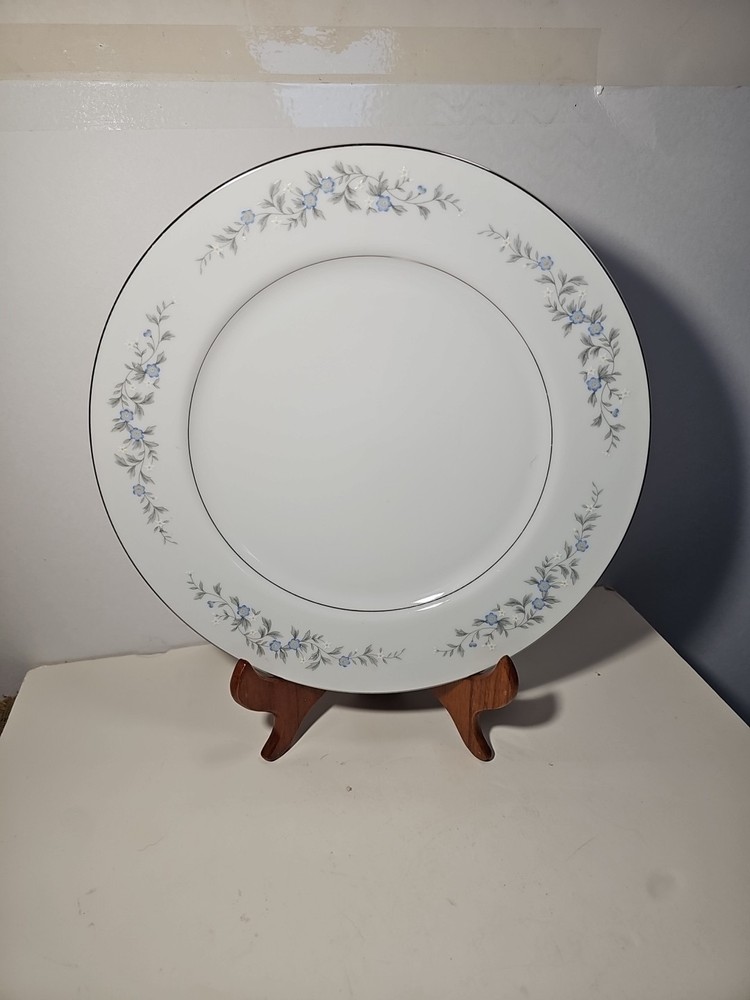 Japan Forget Me Not White with Blue Flowers Dinner Plate. Silver Band . Nice 10