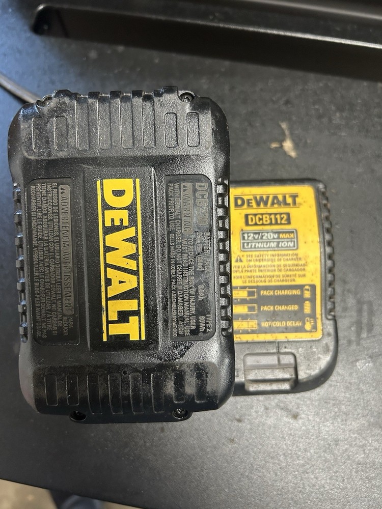 DEWALT 20V MAX 3Ah Lithium Battery and Charger Combo DCB230C