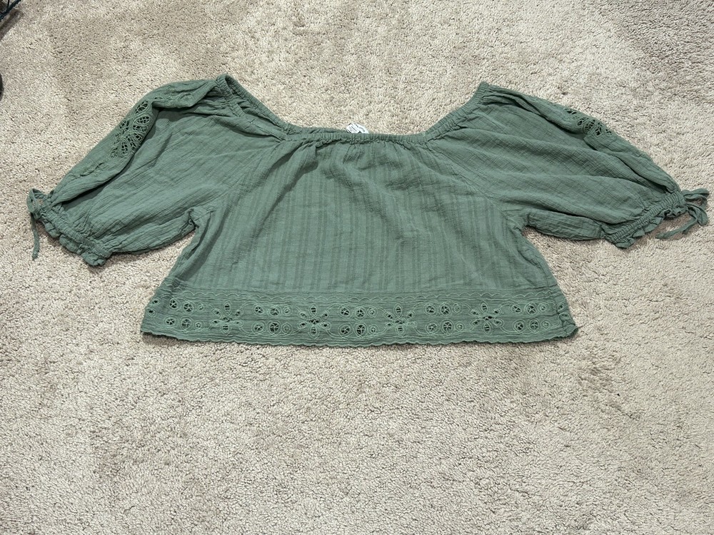 American Eagle Womens Shirt Size Medium Green Off The Shoulder Crochet Cropped