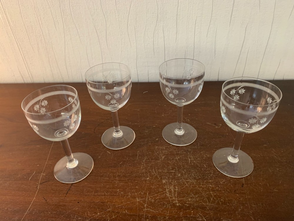4 Engraved Daisy Crystal Wine Glasses (Lot Price)