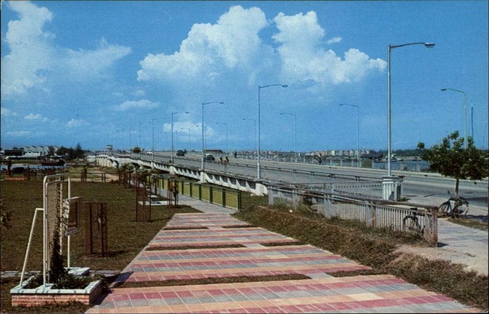 Merdeka Bridge Singapore ~ Nicholl Highway ~ 1950-1960s vintage postcard