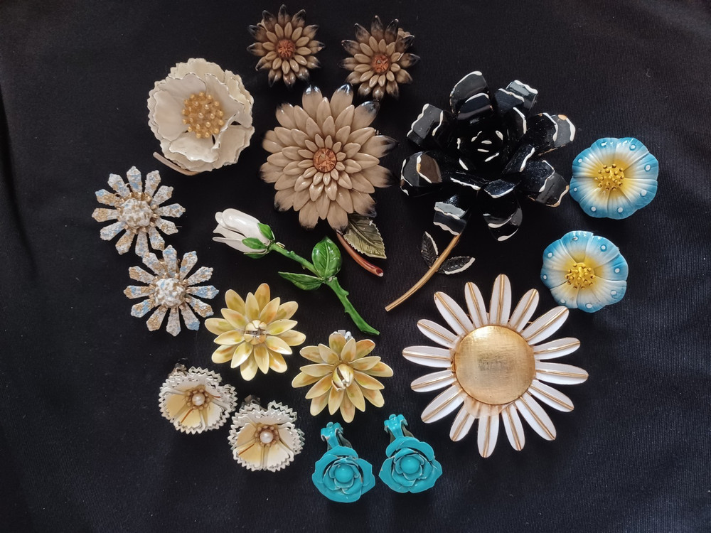 Vintage Mcm Coro Enamel Flower Power Floral Solid Perfume Pin Earrings Set Lot