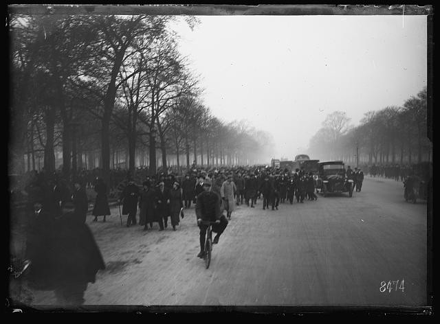 Photo:Paris France 1918 Armistice Celebration Crowd Champs Elysees
