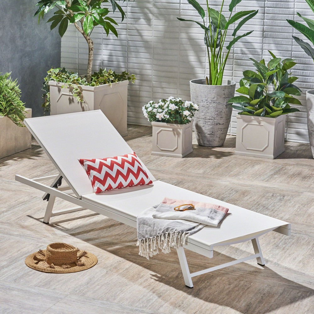 Salton Chaise Lounge – Stylish Outdoor Patio Furniture for Relaxation