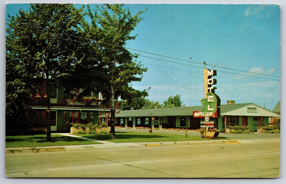 Roadside~Schofield Wisconsin~Maple Leaf Motel~Breakfast Bar~Vintage Postcard