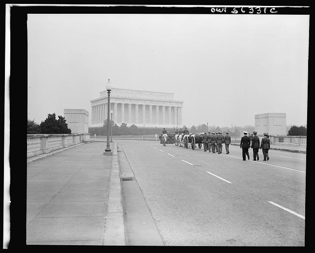 Washington DC Lincoln Memorial 1930s Soldiers on Bridge to Arlington Cemetery