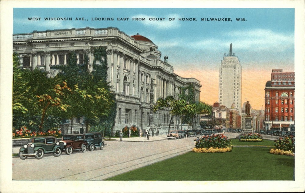 Milwaukee WI ~ West Wisconsin Avenue east from Court of Honor ~ 1930s postcard