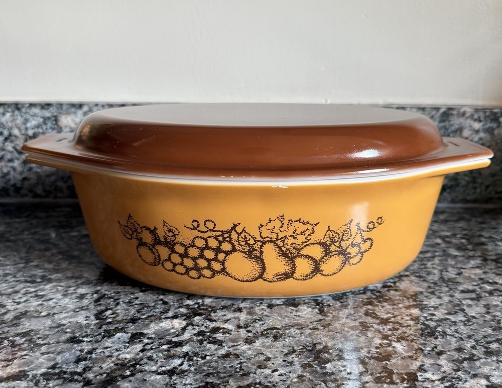 PYREX - VINTAGE OLD ORCHARD - 2 1/2 QT OVAL CASSEROLE DISH # 045 w/ Brown LId
