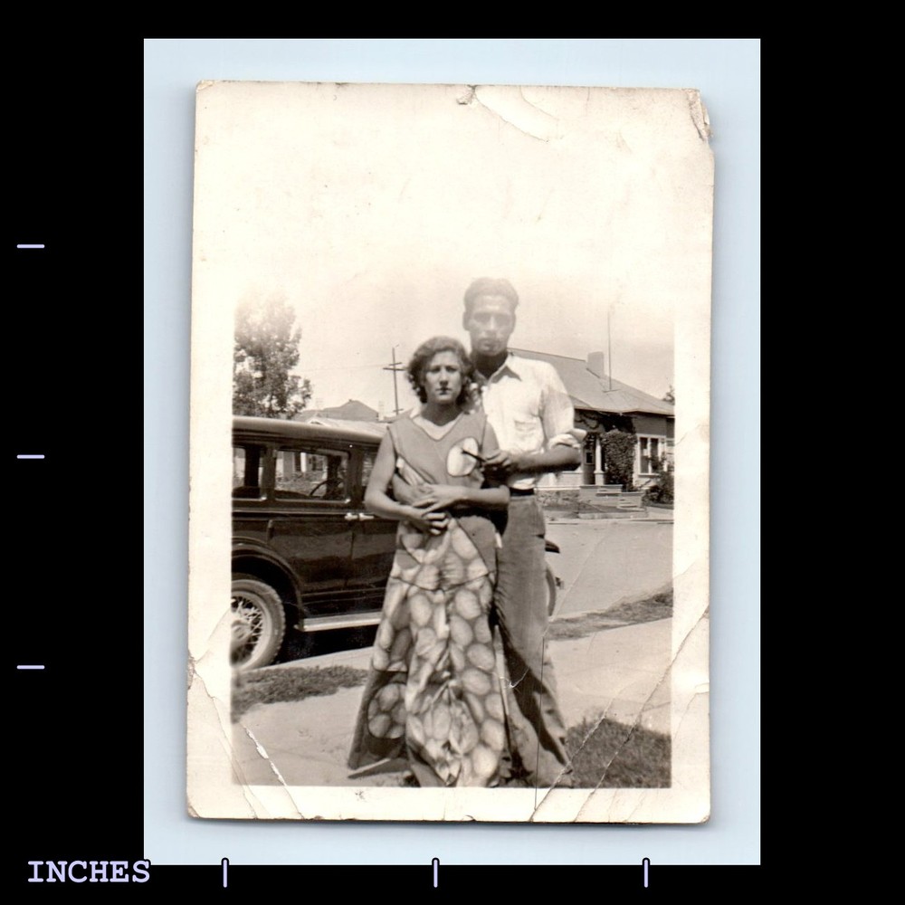 Old Vintage Photo AFFECTIONATE MAN WOMAN COUPLE BY CLASSIC CAR