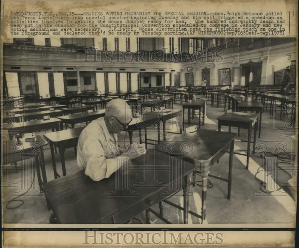 1973 Press Photo Texas House electrician C.H. Petri works on new voting machines