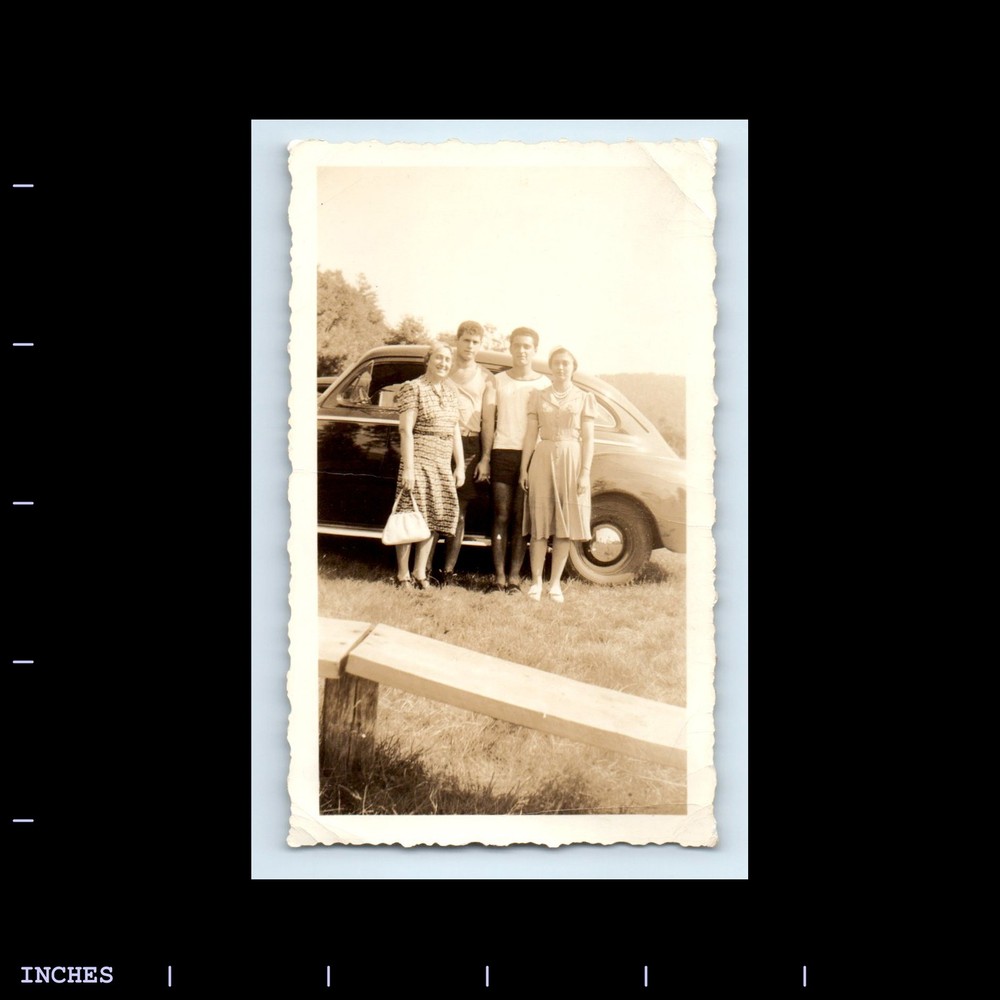 Old Vintage Photo AFFECTIONATE MEN WOMEN BY CLASSIC CAR