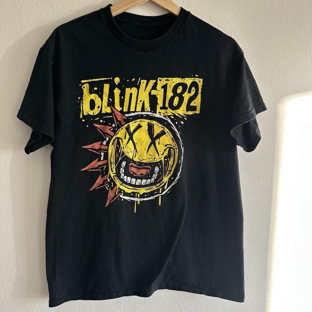 Blink 182 Men’s Smiley Graphic Band T-Shirt Mens Size Small Black Punk Rock Tee
