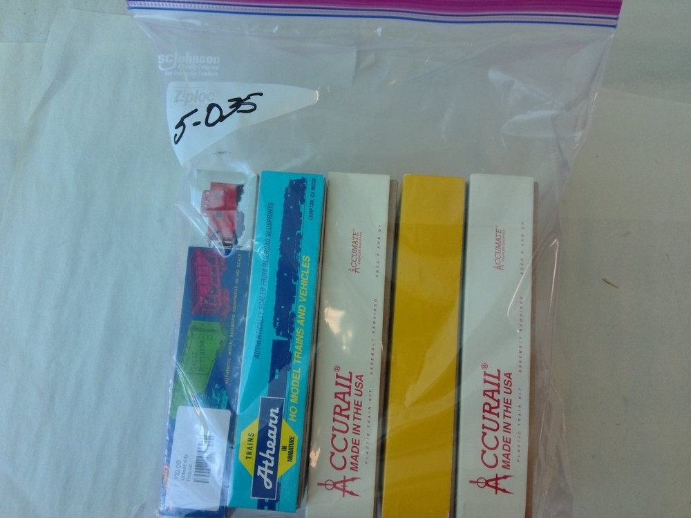 Athearn,Accurail,Roundhouse HO Scale Grab Bag #5-035 5 Pieces