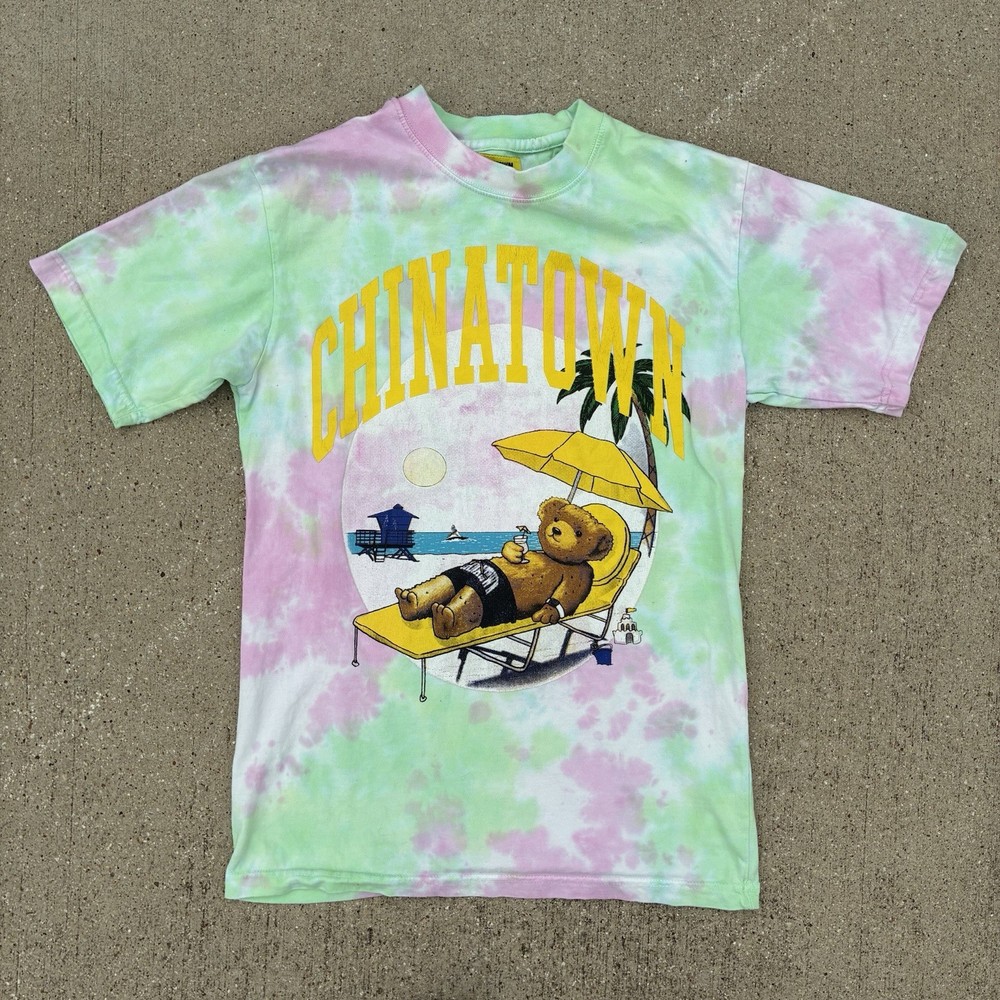 Chinatown Market Tie Dye Bear Graphic Men's Short Sleeve T-Shirt
