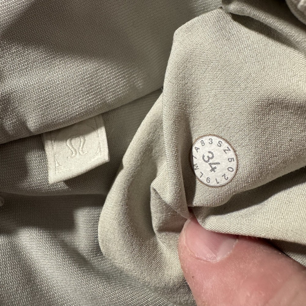 Lululemon Commission Mens 34 Relaxed Fit Golf Shorts Beige Stretch Performance