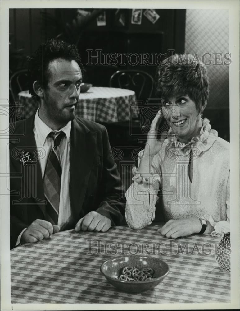 1982 Press Photo Christopher Lloyd is smitten with Marcia Wallace in Taxi