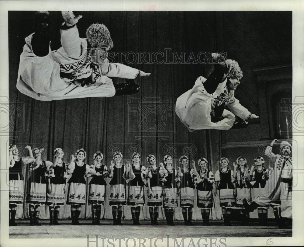 1966 Press Photo Moiseyev dancers perform in 
