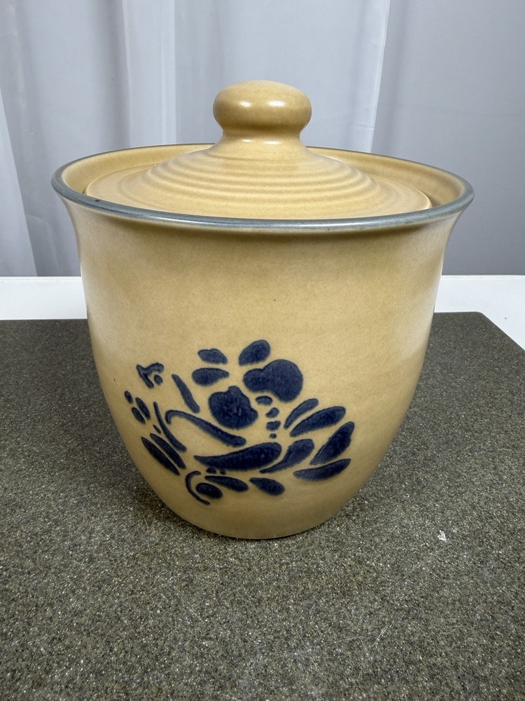 Pfaltzgraff Folk Art Canister with lid 1 1/2 qt 509