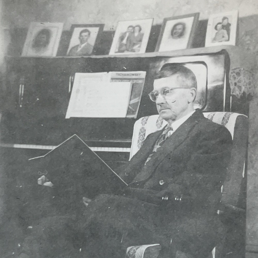 Vintage photograph Snapshot Old Man Reading Book Indoor Seen 1940s  - A1
