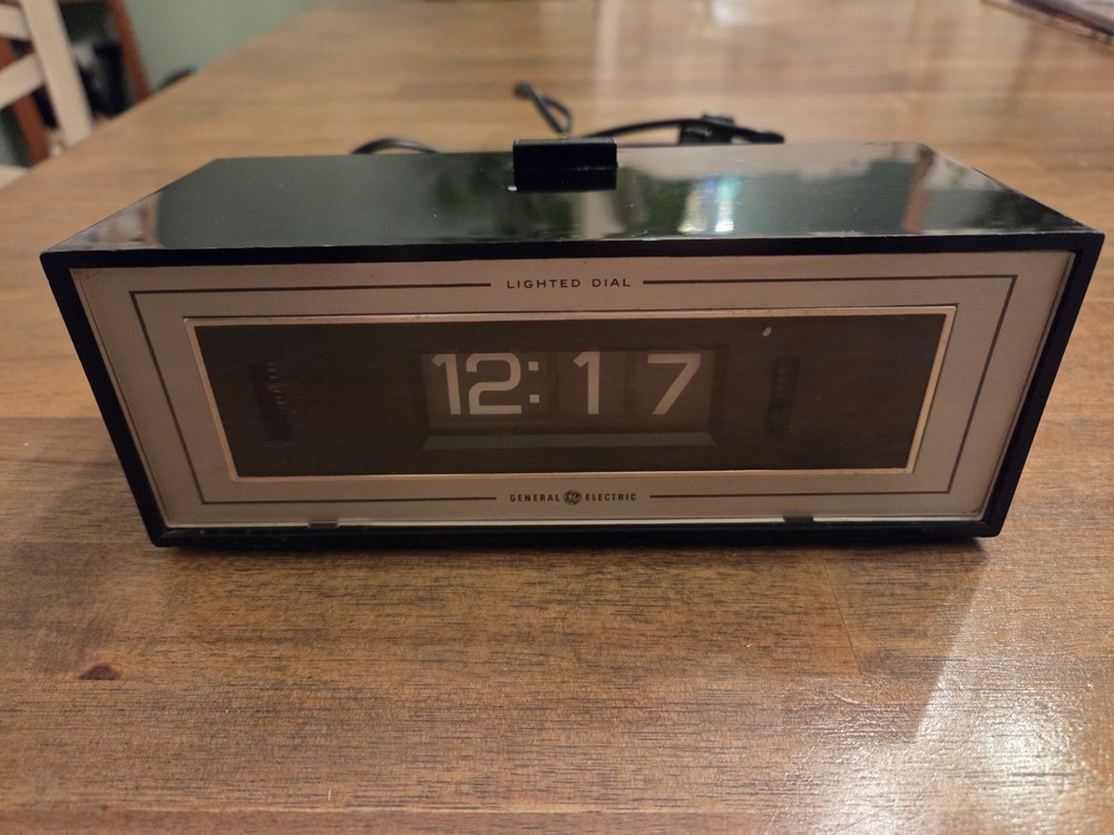 Vintage General Electric GE Dial Flip Digital Alarm Clock 8142-4 Retro