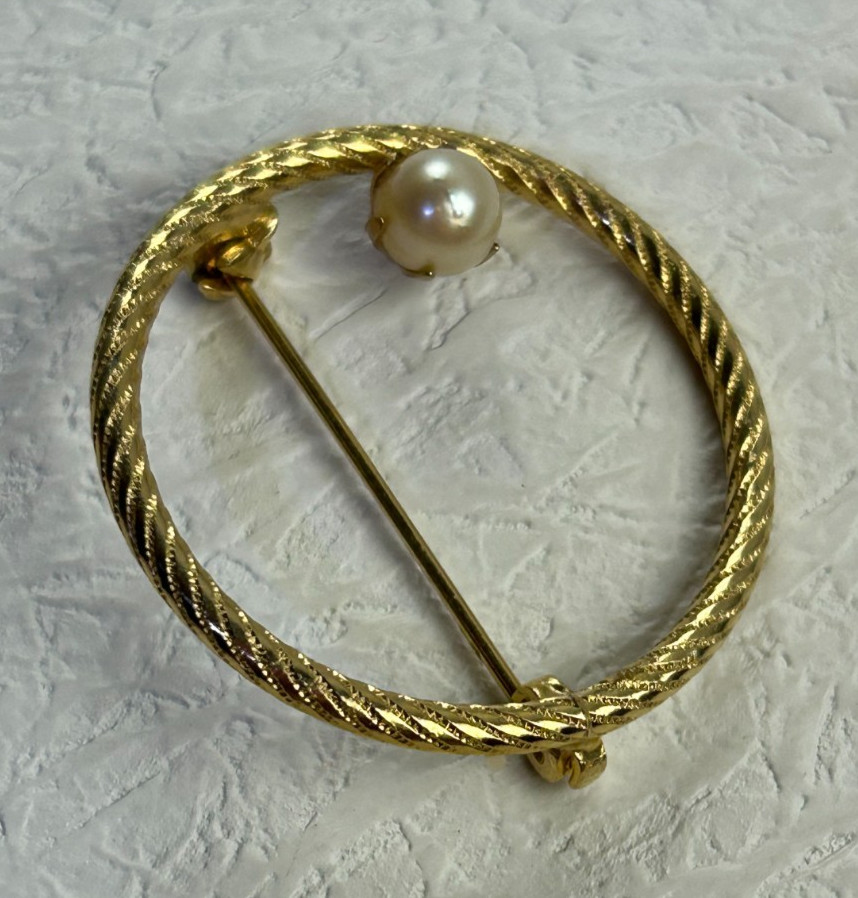 Vintage Faux Pearl Wreath Brooch Gold Tone Circle Elegant Fashion Pin