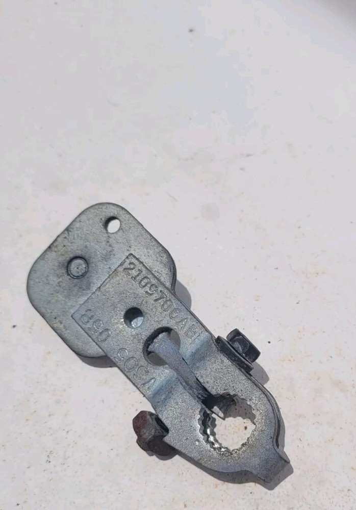 Upgrade your 05-07 Jeep Grand Cherokee with a durable Transmission Shift Control Gear Linkage Bracket for enhanced performance and reliability