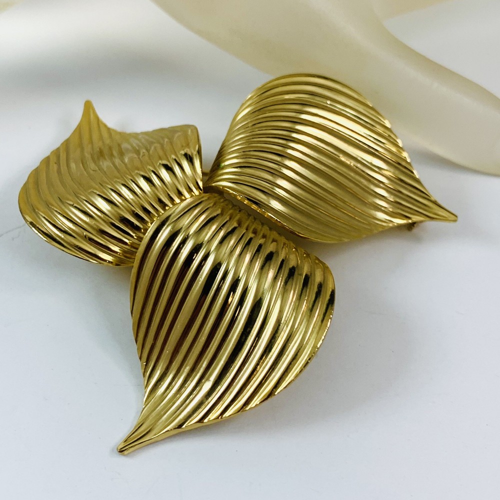 Vintage SARAH COVENTRY Signed Gold Tone Ribbed Petal Leaf Brooch Pin