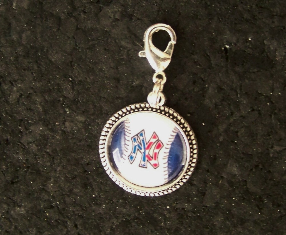 New York Yankees patriotic NY logo silver tone dangle charm for purse keyring...