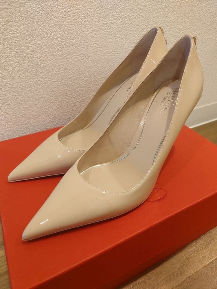 VALENTINO Garavani Rockstud Pumps Nude Beige Patent Leather Size 38 Heels