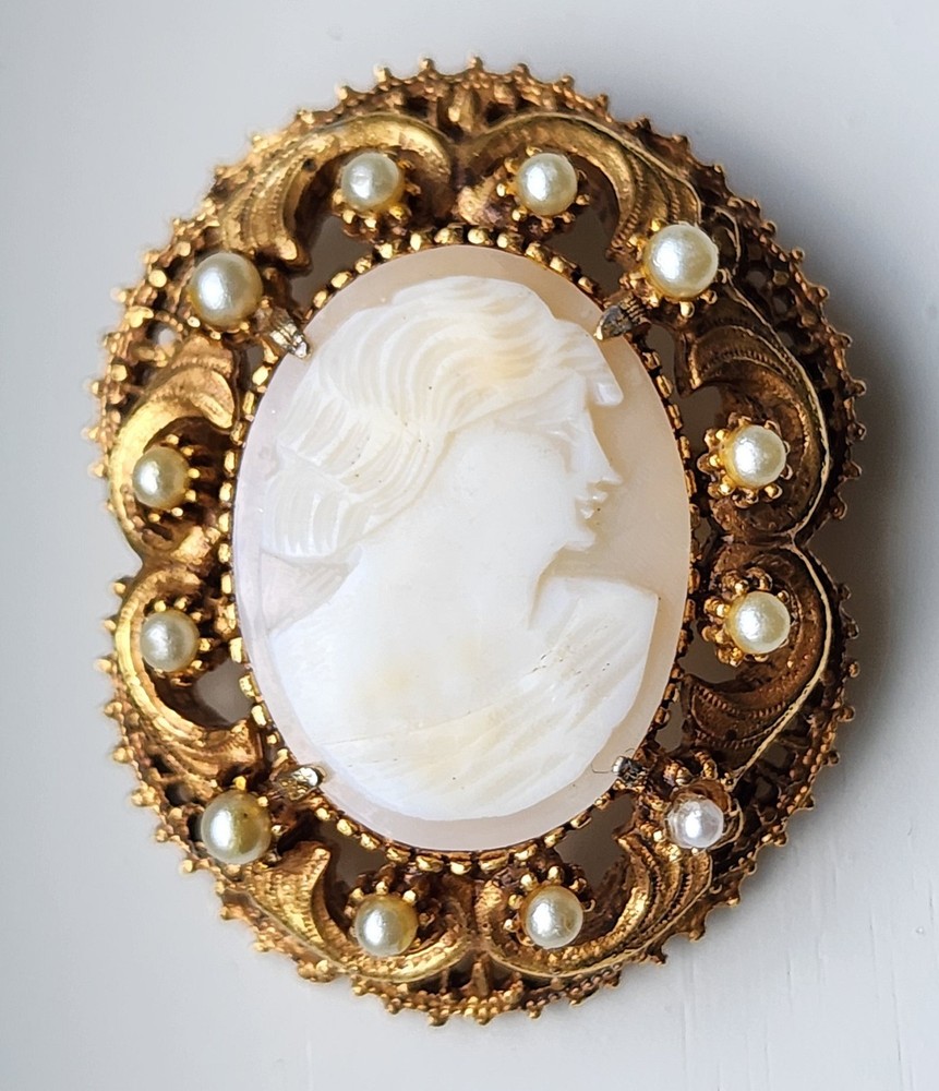 Vintage Florenza Oval Cameo Pin Brooch/Pendant Gold Tone Costume Jewelry