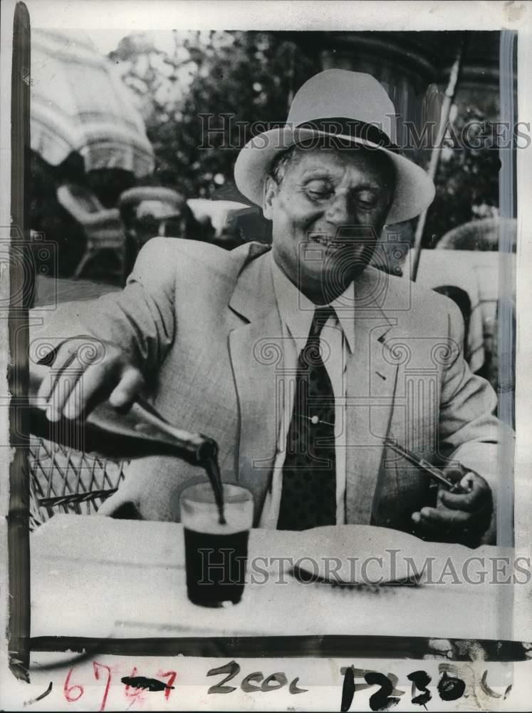 1952 Press Photo Marshal Tito of Yugoslavia pours glass of beer - pio13264