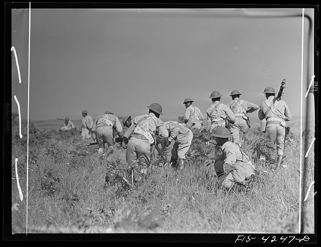 Photo:Fort Riley Kansas 1942 Soldiers Set Up Machine Guns Sham Battle