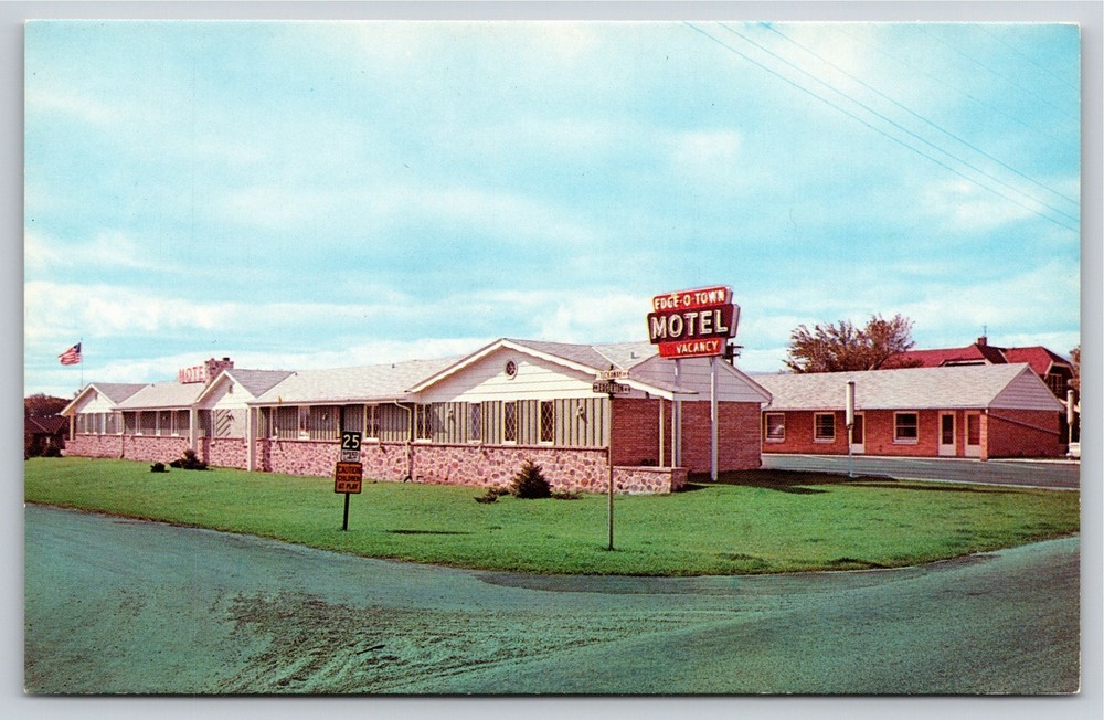 Milwaukee Wisconsin~Edge-O-Town Motel Street View~LL Cook Co~Vintage Postcard