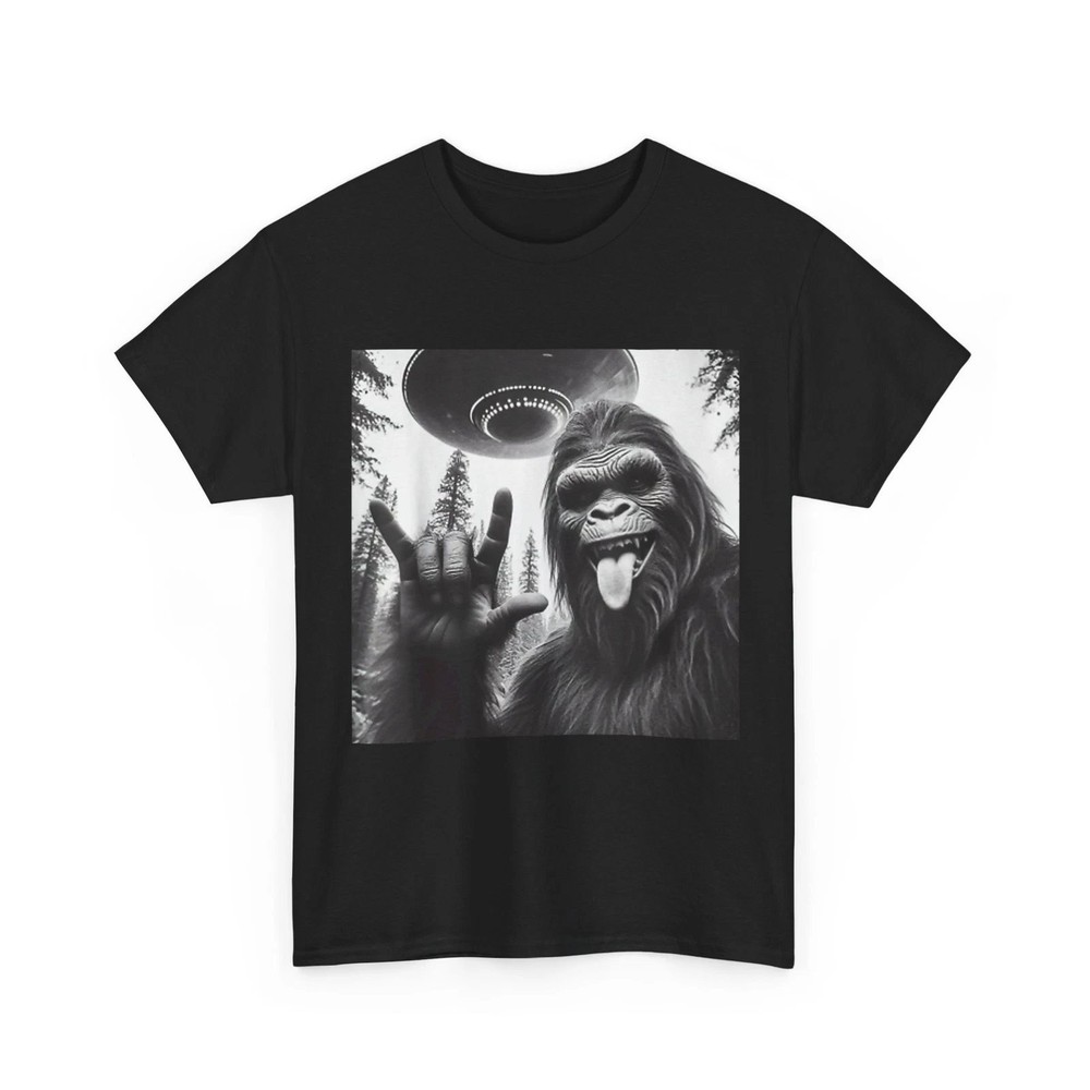 Funny Bigfoot Sasquatch Rock On Selfie UFO Alien Graphic Tee Mens Cotton