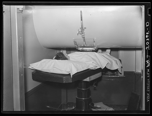 Photo:1930s Medical X-Ray Machine Patient Examination Room