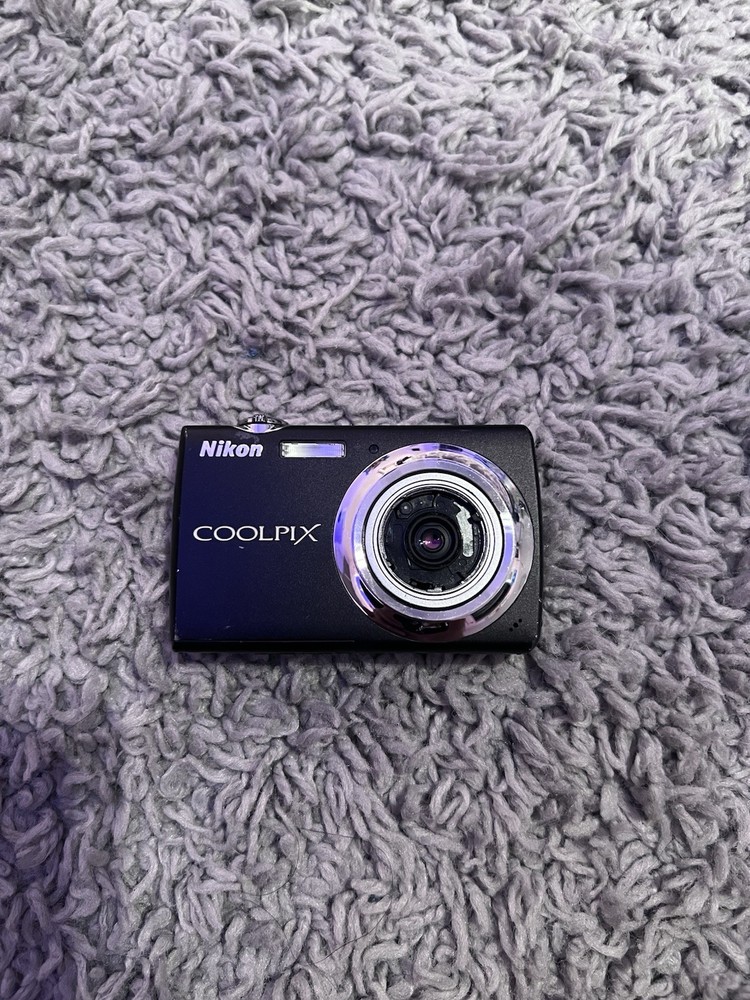 Nikon COOLPIX S220 10.0MP Digital Camera - Graphite black
