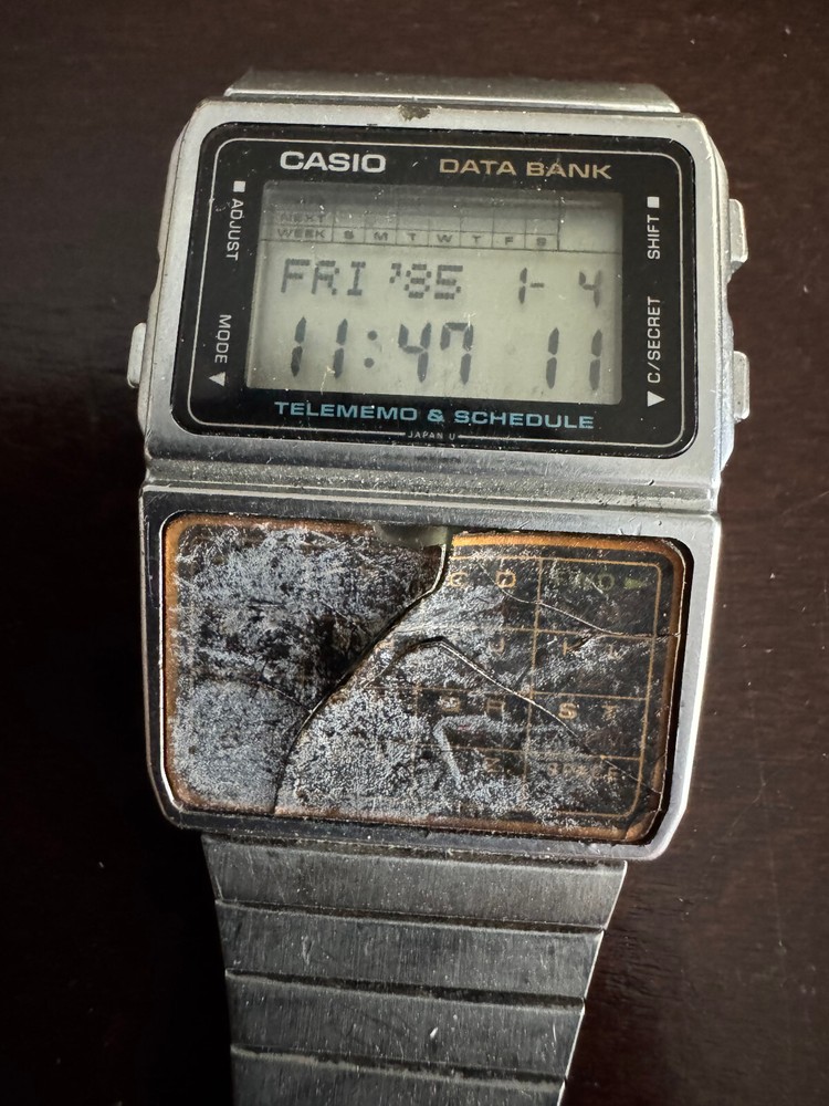 VINTAGE MEN'S CASIO DATA BANK WRIST WATCH DBC 610 WORKING  DAMAGED LUG SETS GOOD