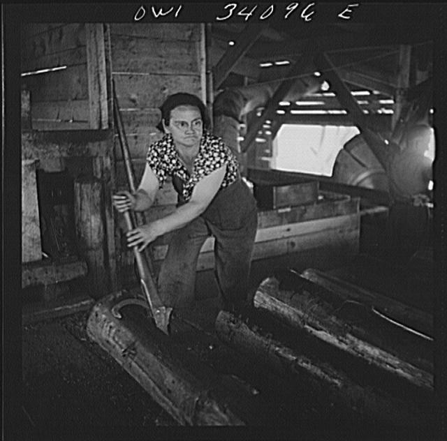 Photo:Concord New Hampshire 1940s Women Workers at Turkey Pond Sawmill