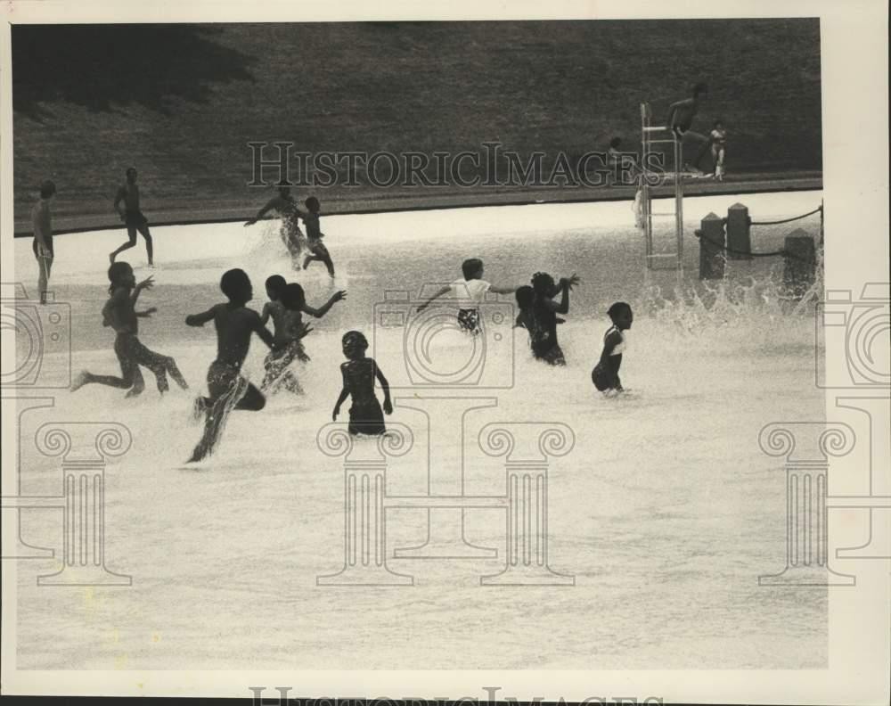 1984 Press Photo Kids splash into pool at Lincoln Park in Albany, New York