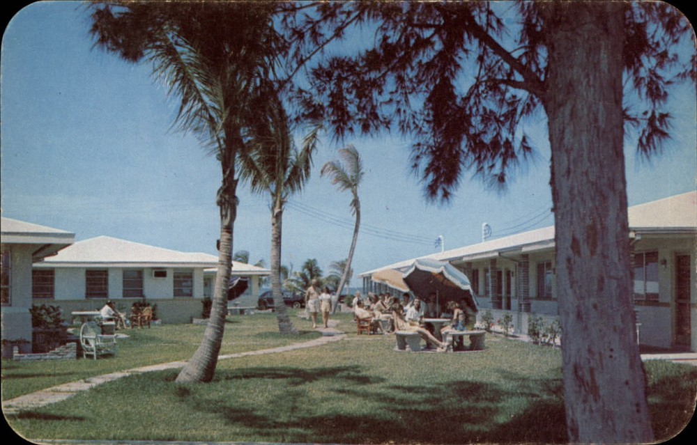 Bright Water Beach Hotel ~ St Petersburg Florida ~ unused 1950s vintage postcard