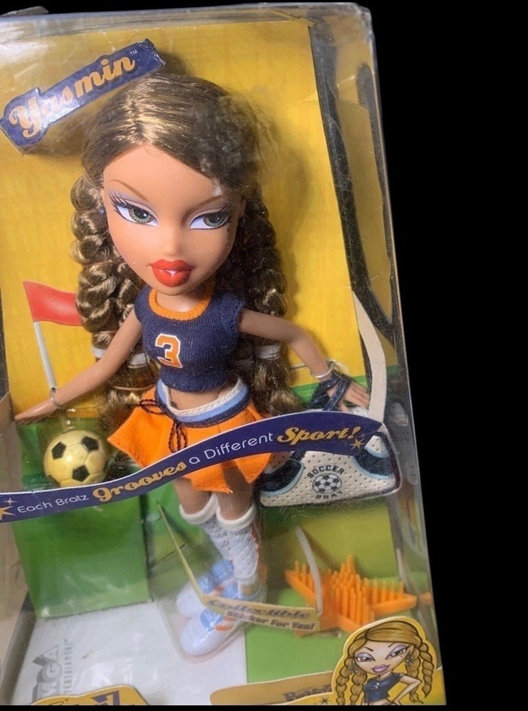 2005 Bratz Play Sportz Soccer Yasmin Doll with Duffel Bag & Ball