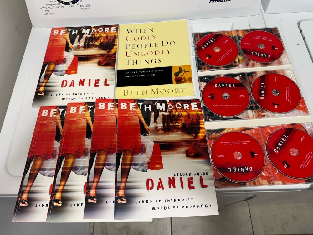 Beth Moore DVD Bible Study Kit on Daniel 6 DVDs 2 Workbooks Leader Guide