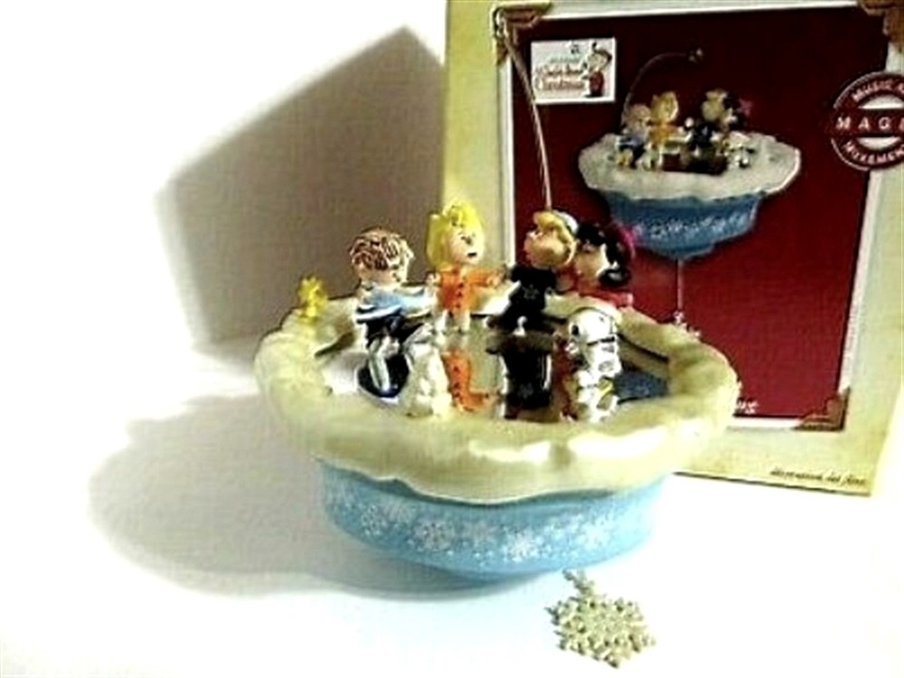 SNOOPY PEANUTS CHARLIE BROWN HALLMARK CHRISTMAS ORNAMENT MUSIC & MOTION 2005