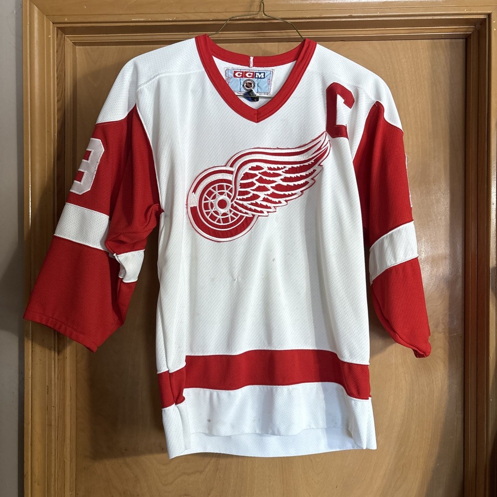 Vintage Y2K Detroit Red Wings Steve Yzerman #19 Hockey CCM Jersey Size Medium