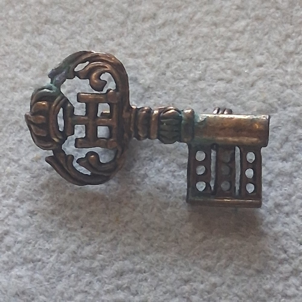 Ornate Crown Skeleton Key Brooch Pin Gold Tone Heraldic Openwork Filigree Vtg