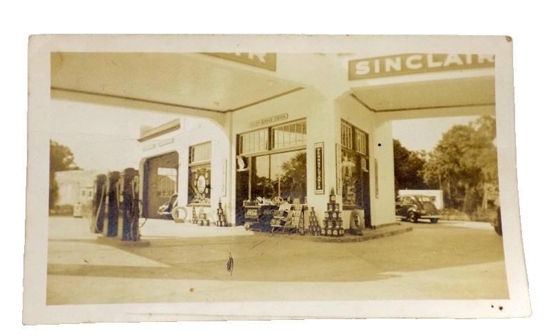 Small Snapshot Photon Sinclair Service Station Early 1940's