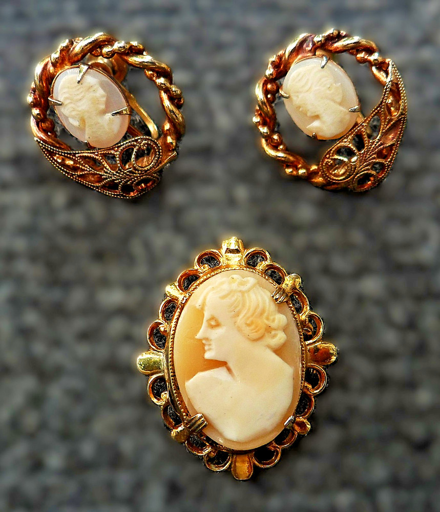 Vintage Cameo Screw Back Earrings & Pin Gold Tone 3/4
