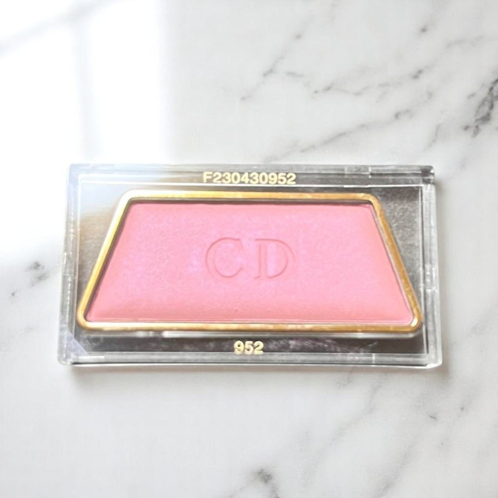 Dior 952 Satin Nude Eyeshadow Compact for Natural Makeup