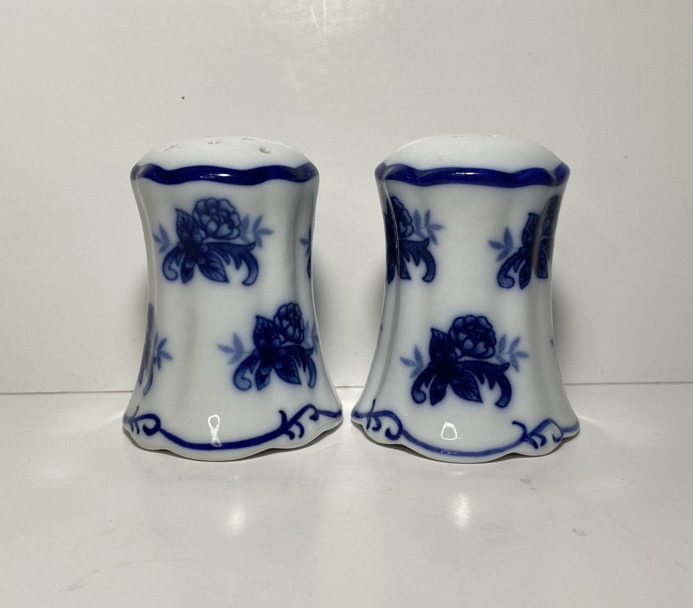 Vintage Cracker Barrel Floral Blue And White Porcelain Salt And Pepper Shakers