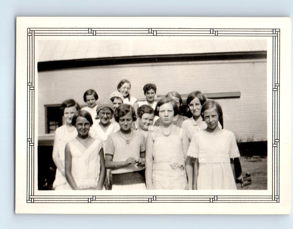 Old Vintage Photo TEEN GIRLS GROUP PICTURE OUTSIDE BUILDING FOUND PHOTOGRAPH